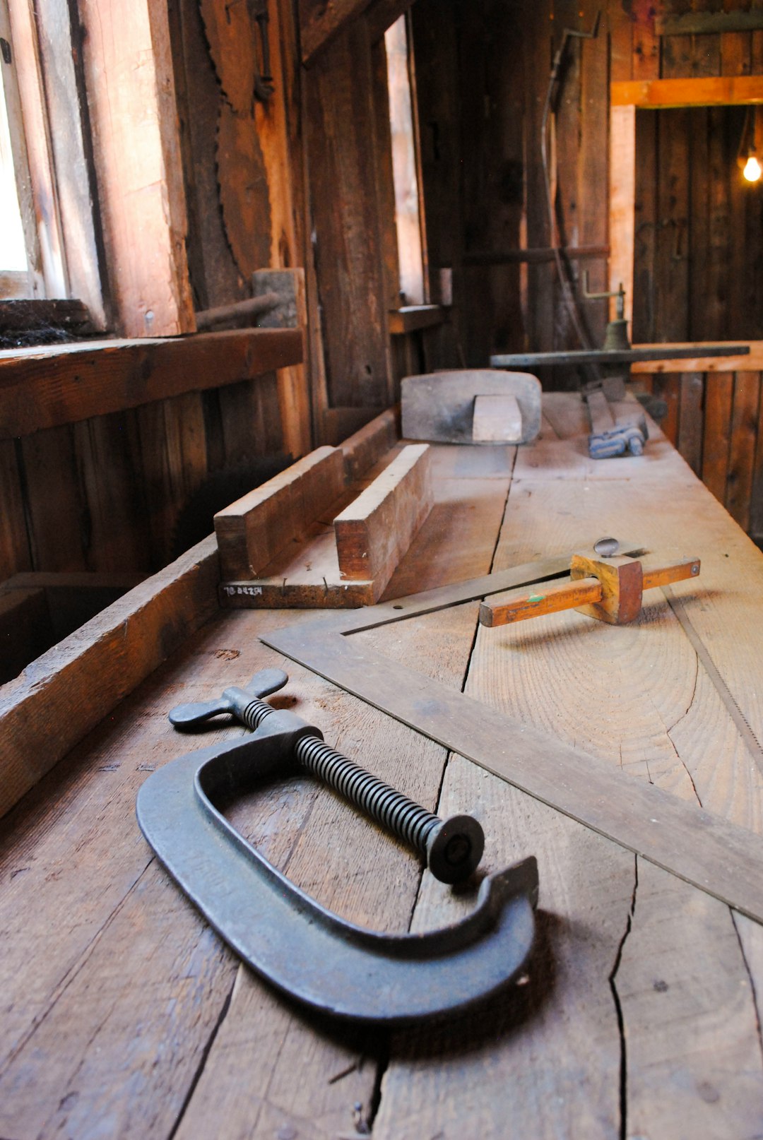 black-and-yellow-hand-tool-jlg41-nbxok